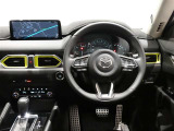 スタイリッシュなデザインのインパネ。各操作スイッチは使いやすい位置に配置されてます。