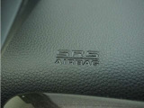 ◆助手席エアバッグ◆SRSエアバッグは、シートベルトだけでは防ぎきれない衝突時の衝撃から乗員を守るための安全装置。衝突時に瞬時に膨らみ、頭部や胸部がダッシュボードに直接衝突するのを防ぎます。