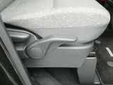 運転席シートには手動式のシートリフター機能が備わっています。