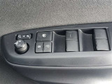 運転席パワーウインドウマスタースイッチです。車内の換気も運転席から簡単に行えます。ロック機能もついているので子供がイタズラして窓を開けるという事も防止できますよ。