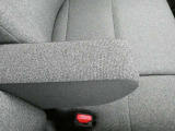 運転席シートには可動式の肘置きが備わっています。