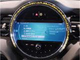 【Bluethooth接続可能】お手持ちの端末をiDriveと接続可能で御座います。お気に入りのミュージックを流しながらのドライブや、運転中の着信時などに接続していると非常に便利で御座います。