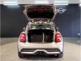 コンパクトなMINIですが、後部座席のシートアレンジにより、荷室を広げ、あらゆるシチュエーションにご対応が可能で御座います。