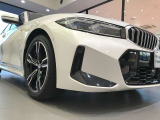 BMWはダウンフォースにより、車両を安定させるため、車の底は平らな造りとなっております。BMWの走行性能に対するこだわりはこういったところにも御座います。