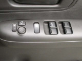 運転席アームレストに、【リモコンドアミラー】【パワーウィンドウ】スイッチあり。手元で操作ラクラク。