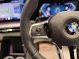 BMWのステアリングはドライバーと車体が一体感に感じれるような操作性を実現しております。また、握りやすさや操作性を向上するためにスイッチ類も配置されております。