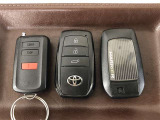 【リモートスタート】離れた場所からリモコン操作でエンジンを始動。乗車前から車内を快適な温度に保てます。