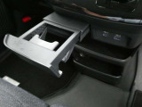 引き出し式のドリンクホルダーにはサクラの模様がおしゃれ!