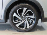 純正のアルミホイール装着車です。タイヤサイズは195/60R17です。
