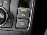 【電動パーキングブレーキ】手で引く方式のサイドブレーキや足踏み式のサイドブレーキの代わりとなるもので、指先の簡単操作でパーキングブレーキを作動したり解除したりすることが可能です。