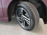 フロントタイヤの溝も十分に残っております。タイヤサイズは155/65R14となっております。