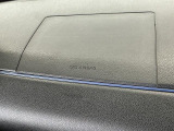 【助手席エアバッグ】SRSエアバッグとはシートベルトの働きを補助して衝突した時に乗員の衝撃を軽減するシートベルト併用式エアバッグ。前面衝突時に瞬時に膨らみ、頭部と胸部の衝撃を軽減します。
