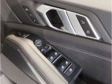 BMWの分厚いドアは、もしもの時にも搭乗者を守ってくれます。