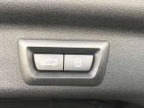 【電動テールゲート】オートマアチックトランクリッドオペレーションが装備されています。両手が塞がっている時でも、スマートキーを身につけていればハンズフリーで開閉可能です。