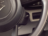 レーンキープアシストを搭載しています。走行中に車線からの逸脱を検知し、ステアリング操作をサポートすることで、車線維持を支援する安全装備です。
