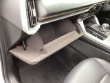 車検証や取扱説明書をはじめ、車内で使う小物をまとめて収納できる十分なスペースを備えています。助手席側から手軽に出し入れでき、散らかりがちな車内をすっきりと整理するのに役立つ実用的な収納部です。