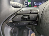 ステアリングスイッチ付き。前方から目を離すことなく操作することが可能です。