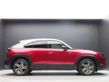 マツダ車の特徴でもあるボンネット部分が長いのもMX-30がスタイリッシュに見える理由の一つです。
