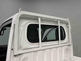 ガードフレームにはフック2カ所、T字フックも2カ所付いています♪荷台のフックを含めるとなんと25個のフックが有り積載力を高めてくれとっても便利♪