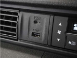 ◆USB接続端子◆スマホやiPodなどを接続して、いつもの音楽を車内でもお楽しみいただけます♪