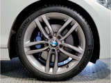 【BMWアロイホイル】軽量かつ強度に拘ったアロイホイル。走行性能ポテンシャルを引き出す設計。車の足元を引き締めてくれる大きなポイントはアロイホイルです。