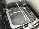 助手席シートの下には、収納BOXが有り!!