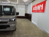 当店では専任のメカニックが大切なお客様のお車を一台一台丁寧に整備いたします。自社認証工場にてリフトアップし下回りまでキッチリ検査いたします。