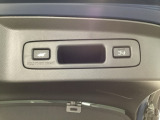 荷物を抱えていてもラクに開け閉め。Hondaスマートキーを持っていれば、開扉だけでなく、閉扉までをハンズフリーで行うことができます