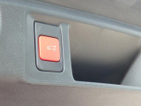 スイッチまたはバンパー下部への足先操作でオープン可能なハンズフリー電動テールゲート装備。両手で荷物を抱えている時などでも、便利に使えます。