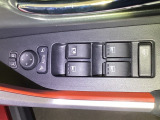 電動格納式リモコンドアミラーと、パワーウィンドウスイッチ等は運転席ドアにあります。