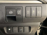 オートマチックハイビーム装備、先行車や対向車のライトを認識し、ハイビームとロービームを自動で切り替える機能です。夜道の視界を確保します。詳しくは販売店スタッフまでおたずねください。
