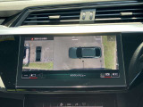 サラウンドビューカメラ装備 車両の4つのカメラから得た映像を合成し、上空から眺めているような映像をモニターに映し出します。車両周辺の歩行者や障害物などの発見に役立ちます。