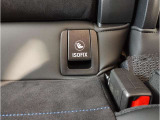 運転中にもオーディオの音量やFMの切り替えなどステアリングでの操作で切り替え可能なため、ステアリングから手を放す必要がない為、運転中でも操作が簡単でございます。