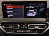 【ⅰドライブナビゲーション】文字情報も鮮明に表示する高解像度カラーディスプレイを採用。視認性に優れた地図デザインと特徴的な建造物を目印にした描写表示で現在位置を把握できます。地図データの更新も可能です