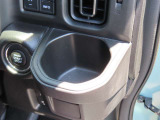 運転席側のドリンクホルダーです。運転しながらでも手の届きやすい位置にあります。