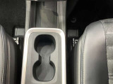 ドリンクホルダーになります。助手席の方と仲良くお使い下さい♪