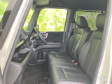 運転席側のドアを開けると、広々とした空間が広がります。視界も良好で、運転しやすい設計です。