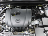 CX-30のエンジンルームです。静粛性と伸びやかな更け上りの、2.0Lガソリンエンジン「SKYACTIV-G」を搭載。MAZDA車のプロとして、責任を持って整備しお届けいたします。