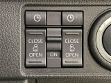 両側パワースライドドアウェルカムオープン機能 降車時にスイッチで予約しておけば、乗車時に電子カードキーを持ってクルマに近づくだけでパワースライドドアが自動でオープン♪
