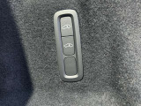 オートレベライザーは走行中に車両のサスペンションと衝撃吸収特性を自動的に制御して、快適性と機能性を最適な状態に保ちます。荷積みや乗り降りをしやすくするために手動で車高を調節することもできます。