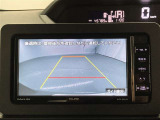 バックモニター付きです。後退時に車両の後ろ側を画面に表示します。車庫入れなどでバックする際に後方確認ができ便利です。