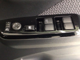 運転席のスイッチで全てのウィンドウの開閉操作を行うことができます。ロックボタンをONにしておくと、運転席以外のウィンドウは作動しないのでお子様を乗せているときなども安心ですね♪