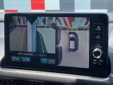 ■マルチビューカメラシステム■車両の前後と左右のドアミラーに計4台のカメラを搭載!上空から見下ろしたような視界などの数種類のビューをご用意し、ドライバーの死角を減らして運転負荷を軽減いたします