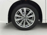 純正アルミホイールが車の雰囲気を引き立てますね!