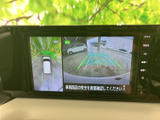 後方の状況を大画面で確認可能。駐車や後退時の安全をサポートし、運転をより安心に。