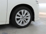 装着タイヤサイズは、235/50R18です。純正アルミホイールを装着しております。
