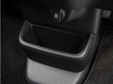 ◆センターロアボックス◆インパネ中央の下部には、ごみ箱としても使用する事ができるセンターロアボックスを装備しております。