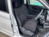 快適に運転できるドライブポジション!40mmも調整できる運転席シートリフターとシートスライドで、無理のない運転姿勢がとれます