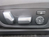 運転席メモリー付きフロント電動シート装備。