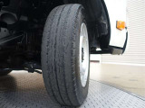 タイヤサイズはフロント175/75R15、リヤが145/80R13となっております♪